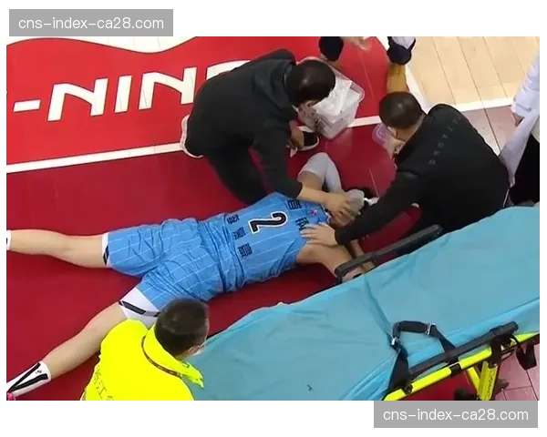 坚韧瞬间：球员在牙齿被击落后，经简单处理迅速重返赛场